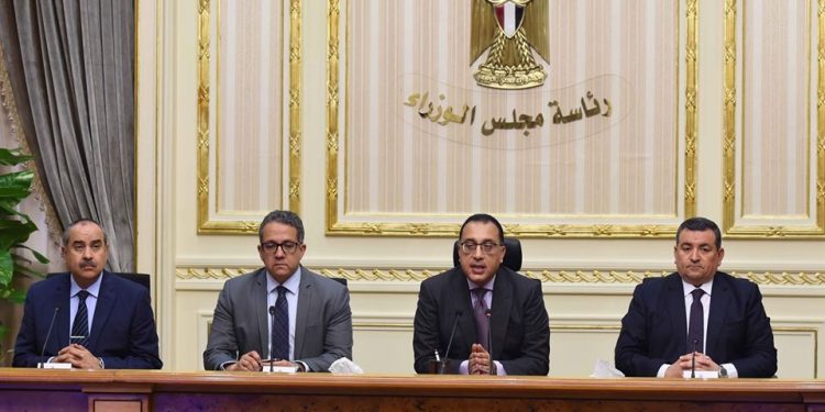 رئيس الوزراء : تعليق حركة الطيران في المطارات المصرية من ظهر الخميس المقبل حتى 31 مارس الجاري