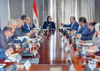 وزيرة الصناعة تبحث مع المصدرين تداعيات انتشار فيروس كورونا على معدلات التصدير