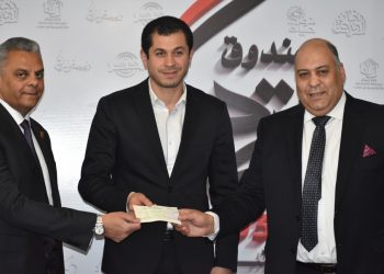 رئيس الاتحاد المصري للتأمين يسلم شيك بقيمة 10 مليون جنيه لصندوق تحيا مصر