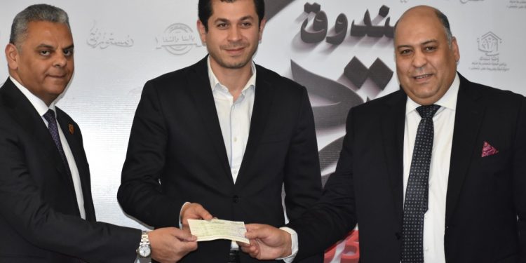 رئيس الاتحاد المصري للتأمين يسلم شيك بقيمة 10 مليون جنيه لصندوق تحيا مصر