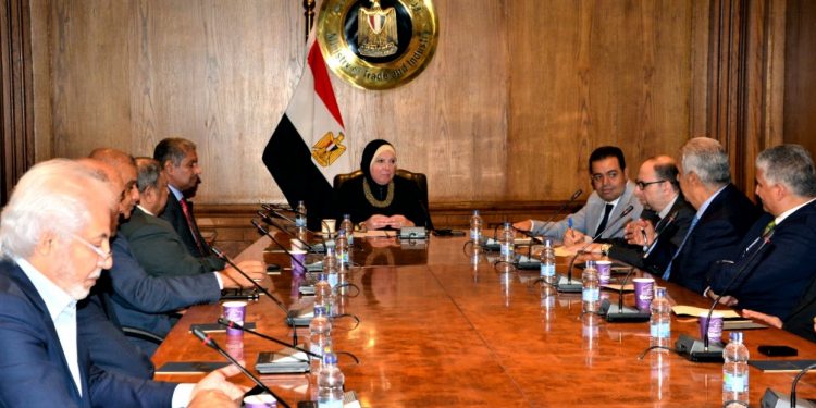 وزيرة الصناعة تبحث مع وفد جمعية رجال الاعمال البحرينية سبل تعزيز التعاون التجاري والاستثماري المشترك