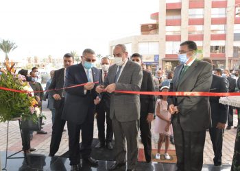 وزير الطيران يفتتح فرع الأسواق الحرة الجديد لمصرللطيران بالممشي السياحي بالغردقة