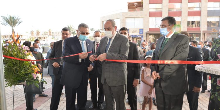 وزير الطيران يفتتح فرع الأسواق الحرة الجديد لمصرللطيران بالممشي السياحي بالغردقة