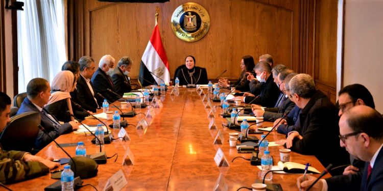 وزيرة الصناعة : جاري اعداد دراسة متكاملة للإرتقاء بصناعة السجاد