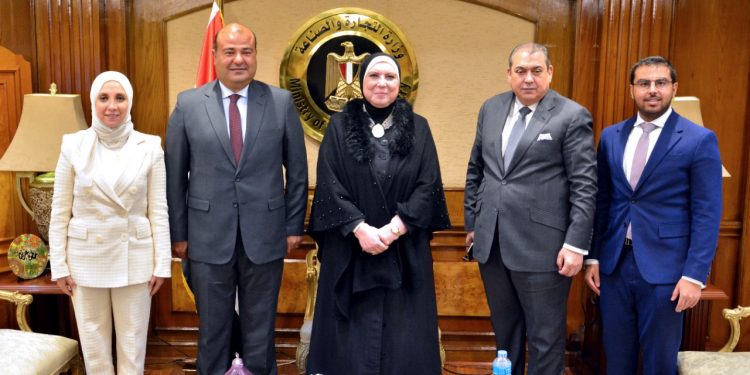 وزيرة الصناعة تبحث سبل زيادة الصادرات مع وفد غرفة التجارة العربية الامريكية