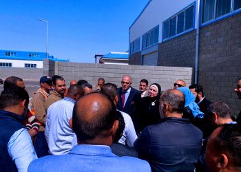 وزيرة الصناعة تستمع الى تحديات مستثمري "مجمع الصناعات الصغيرة بالغردقة"