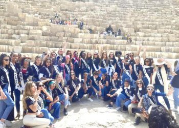 أهرامات الجيزة تستضيف المشاركات في مسابقة "أفضل عارضة أزياء في العالم"