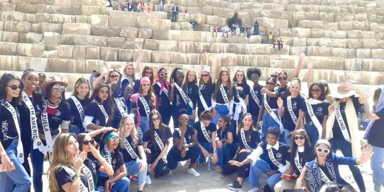 أهرامات الجيزة تستضيف المشاركات في مسابقة "أفضل عارضة أزياء في العالم"