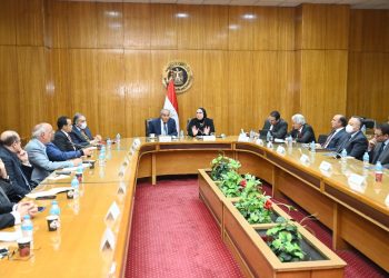 وزيرا الصناعة والتموين يبحثان مع رؤساء الغرف التجارية توفير السلع بأسعار مخفضة