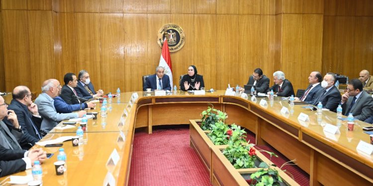وزيرا الصناعة والتموين يبحثان مع رؤساء الغرف التجارية توفير السلع بأسعار مخفضة
