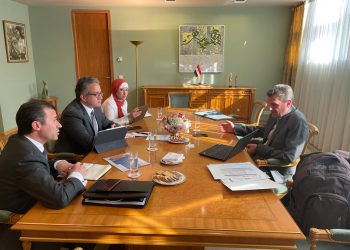 العناني يبحث مع كبرى منظمي الرحلات المتعاملين مع المقصد السياحي المصري زيادة التعاون