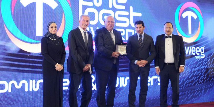 وزير الشباب والرياضة يكرم محمد عادل حسني راعي الأبطال الأولمبيين