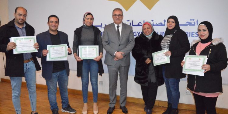 تكريم المتميزين في دورات غرفة الملابس الملابس الجاهزة