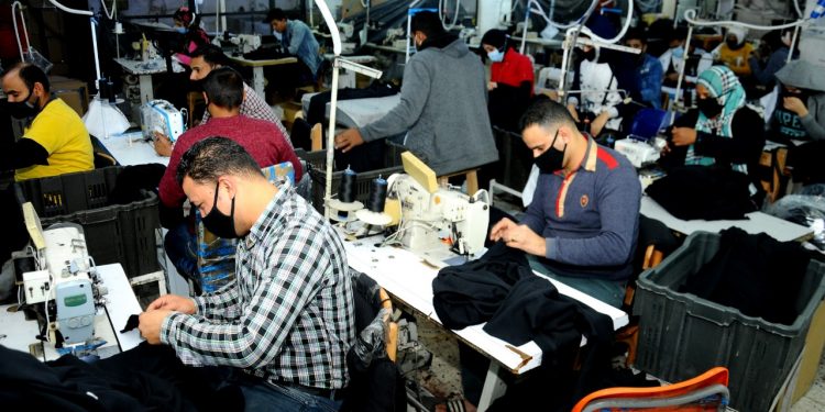 المركزي يستجيب لمطالب غرفتي الملابس والصناعات النسيجية