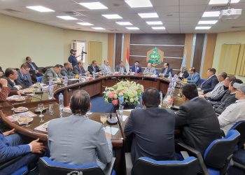 بحضور السفير .. "مستثمرى العاشر" تجتمع مع 20 مستثمر يمنى لتعزيز التعاون الإستثمارى والتجارى