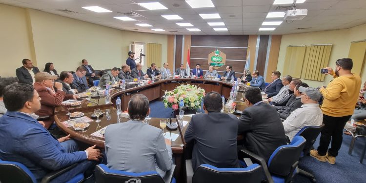 بحضور السفير .. "مستثمرى العاشر" تجتمع مع 20 مستثمر يمنى لتعزيز التعاون الإستثمارى والتجارى