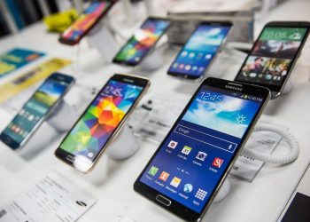 ارتفاع سعر الدولار اليوم يربك سوق المحمول في مصر