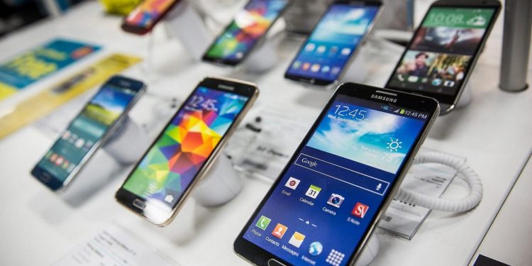 ارتفاع سعر الدولار اليوم يربك سوق المحمول في مصر