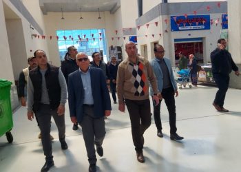 محافظ بورسعيد يتابع أسعار السلع الأساسية والخضروات داخل معرض "أهلاً رمضان"