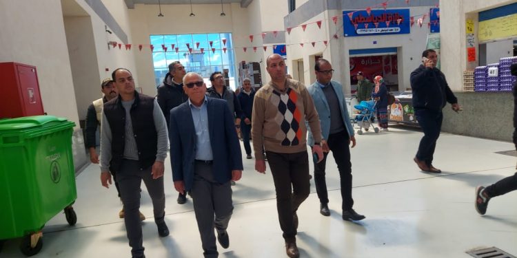 محافظ بورسعيد يتابع أسعار السلع الأساسية والخضروات داخل معرض "أهلاً رمضان"