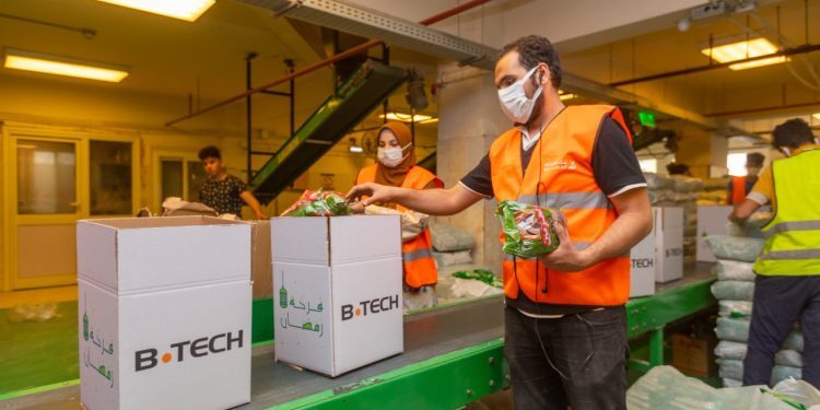 10 آلاف كرتونة رمضان من بى تك للأسر المستحقة بالشراكة مع بنك الطعام