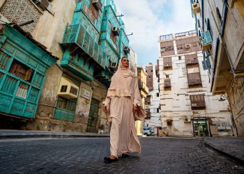 السعودية تتيح لحاملي تأشيرتها السياحية أداء مناسك العمرة