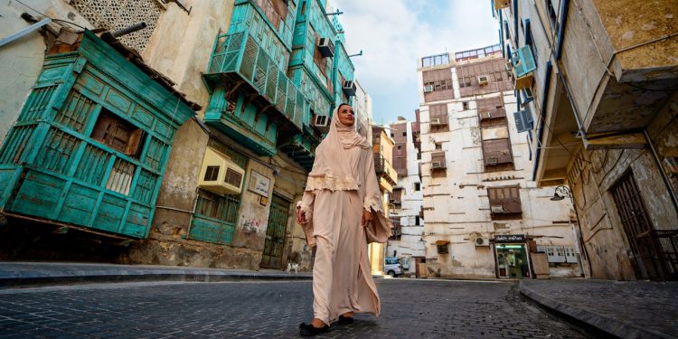 السعودية تتيح لحاملي تأشيرتها السياحية أداء مناسك العمرة