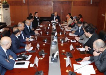 رئيس "التنمية الصناعية" يبحث مشكلات مصنعي القاهرة الجديدة