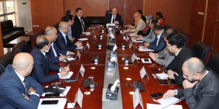 رئيس "التنمية الصناعية" يبحث مشكلات مصنعي القاهرة الجديدة