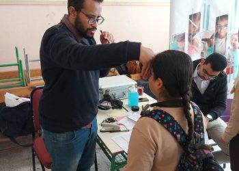 بصيرة تجرى مسح طبى لأمراض العيون لطلاب مدارس الأسمرات