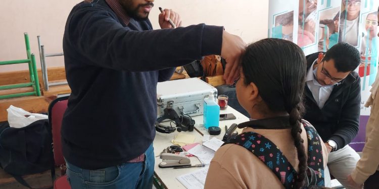 بصيرة تجرى مسح طبى لأمراض العيون لطلاب مدارس الأسمرات
