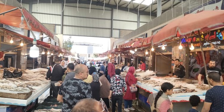 سوق الأسماك الجديد بحي العرب يشهد إقبالا كبيرا من المواطنين