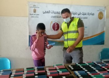 "عنيك في عنينا " تسلم 210 نظارة طبية لحالات مستحقة بكفر الدوار