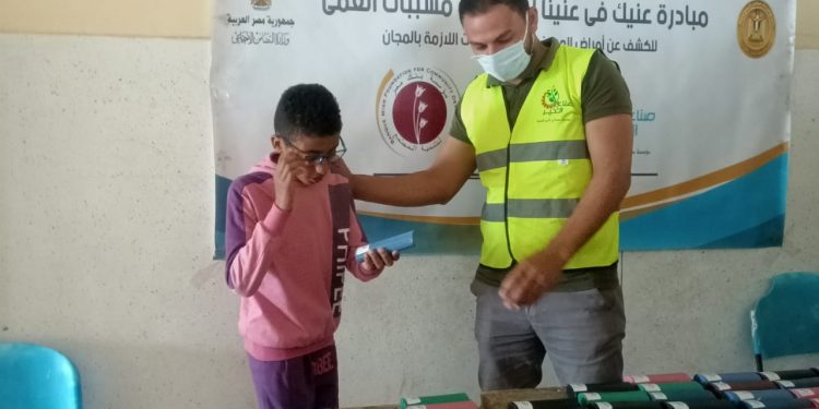 "عنيك في عنينا " تسلم 210 نظارة طبية لحالات مستحقة بكفر الدوار