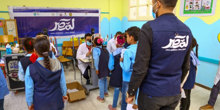 مبادرة "لمصر" لدعم صحة أطفال المدارس تقدم خدماتها لطلاب مدارس مركز قوص بقنا