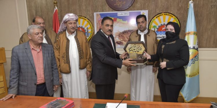 محافظ مطروح يناقش مع تحالف شباب 30 يونيو جهود التنمية بالمحافظة