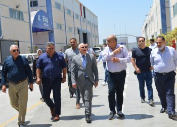 بالصور .. محافظ بورسعيد يتفقد مصنع "افينا " لإنتاج الأدوات الكهربائية