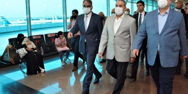 وزير الطيران يتابع انتظام التشغيل في مطار القاهرة