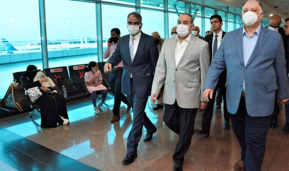 وزير الطيران يتابع انتظام التشغيل في مطار القاهرة