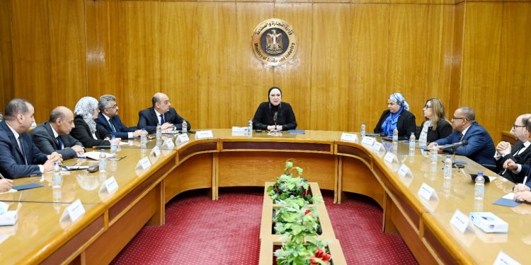 للتيسير على المستثمرين .. وزيرة الصناعة : خطة تطوير شاملة لمنظومة اجراءات وخدمات التنمية الصناعية