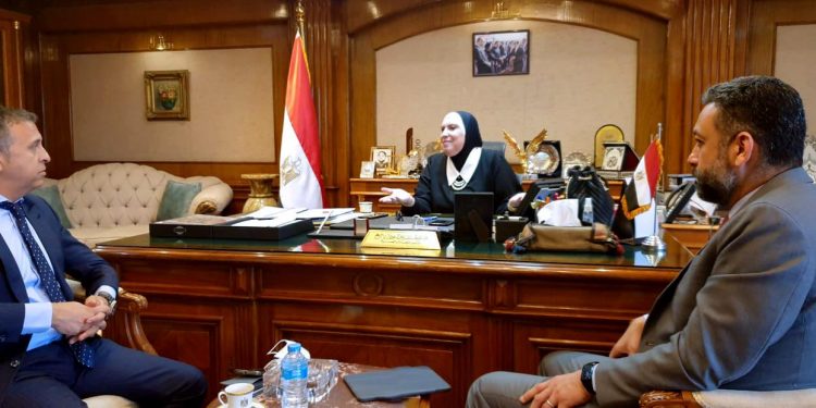 وزيرة الصناعة