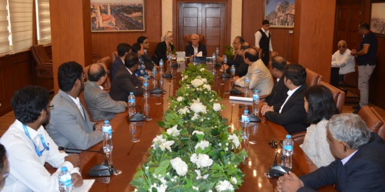 محافظ بورسعيد يجتمع مع مجلس إدارة مصنع سينمار ومسئولي 9بنوك هندية