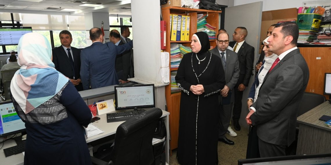 جولة لوزيرة الصناعة في مقر "التنمية الصناعية" بمركز خدمات المستثمرين