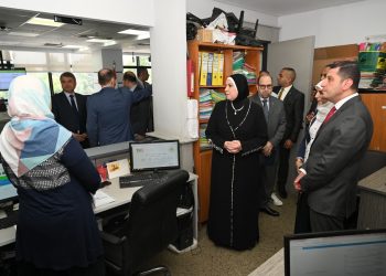 جولة لوزيرة الصناعة في مقر "التنمية الصناعية" بمركز خدمات المستثمرين
