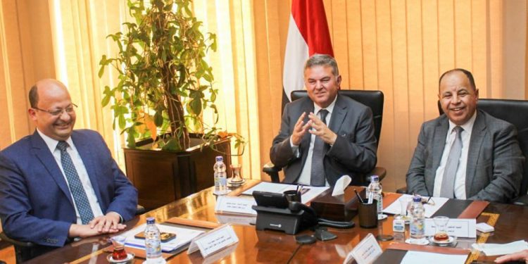 إتفاق بين " المالية" و "قطاع الأعمال" لتسوية مديونيات «الضرائب» لدى الشركات القابضة والتابعة
