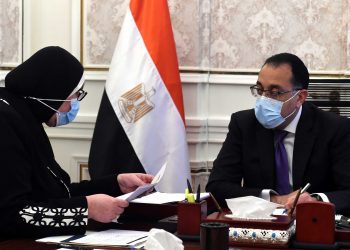 رئيس الوزراء يتابع مع وزيرة الصناعة فعاليات منتدى "سانت بطرسبرج"