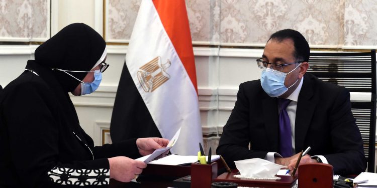 رئيس الوزراء يتابع مع وزيرة الصناعة فعاليات منتدى "سانت بطرسبرج"