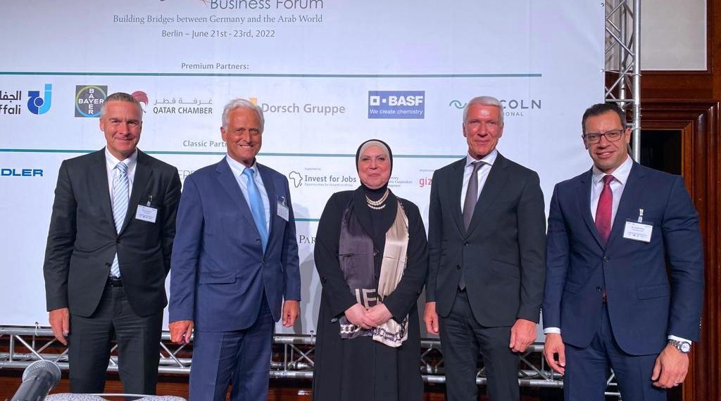 وزيرة الصناعة تشارك بجلسة نقاشية حول الاقتصاد المصري " الفرص والتحديات"