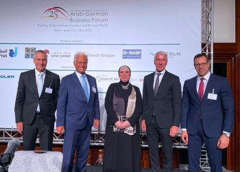 وزيرة الصناعة تشارك بجلسة نقاشية حول الاقتصاد المصري " الفرص والتحديات"