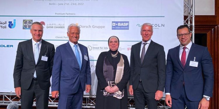 وزيرة الصناعة تشارك بجلسة نقاشية حول الاقتصاد المصري " الفرص والتحديات"